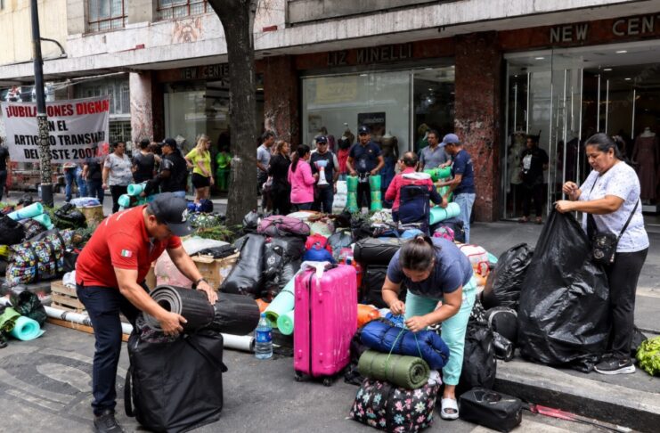 CNTE retira plantón del Centro Histórico, pero mantiene la huelga nacional Docentes de la CNTE recogen equipaje, colchonetas y materiales utilizados durante el plantón en el Centro Histórico de la Ciudad de México, mientras se preparan para abandonar el campamento.
