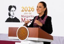 Sheinbaum pide a Estados Unidos asumir su parte en el combate al crimen organizado Claudia Sheinbaum habla desde el podio presidencial durante una conferencia de prensa en Palacio Nacional, al referirse a la cooperación bilateral en materia de seguridad entre México y Estados Unidos.