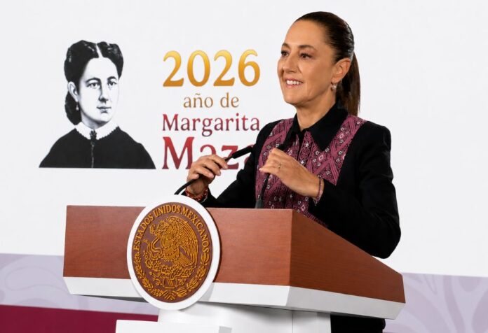 Claudia Sheinbaum en la mañanera Claudia Sheinbaum habla desde el podio presidencial durante una conferencia de prensa en Palacio Nacional, al referirse a la cooperación bilateral en materia de seguridad entre México y Estados Unidos.