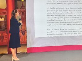 Sheinbaum destaca encíclica del Papa León XIV sobre inteligencia artificial Claudia Sheinbaum de pie frente a una pantalla donde se muestran fragmentos de la encíclica Magnifica Humanitas del papa León XIV, durante una presentación en Palacio Nacional.