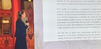 Sheinbaum destaca encíclica del Papa León XIV sobre inteligencia artificial Claudia Sheinbaum de pie frente a una pantalla donde se muestran fragmentos de la encíclica Magnifica Humanitas del papa León XIV, durante una presentación en Palacio Nacional.