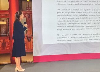 Sheinbaum destaca encíclica del Papa León XIV sobre inteligencia artificial Claudia Sheinbaum de pie frente a una pantalla donde se muestran fragmentos de la encíclica Magnifica Humanitas del papa León XIV, durante una presentación en Palacio Nacional.