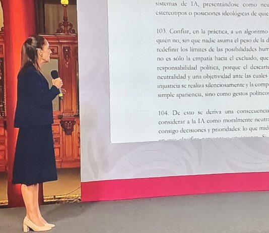 Sheinbaum destaca encíclica del Papa León XIV sobre inteligencia artificial Claudia Sheinbaum de pie frente a una pantalla donde se muestran fragmentos de la encíclica Magnifica Humanitas del papa León XIV, durante una presentación en Palacio Nacional.