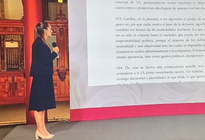 Claudia Sheinbaum lee la encíclica Claudia Sheinbaum de pie frente a una pantalla donde se muestran fragmentos de la encíclica Magnifica Humanitas del papa León XIV, durante una presentación en Palacio Nacional.