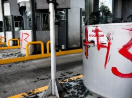 Ayotzinapa, la caseta de Tlalpan y los límites de una protesta Caseta de cobro de Tlalpan con cristales rotos, equipos dañados y pintas tras una protesta de normalistas de Ayotzinapa en junio de 2026.