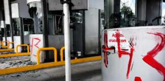 Ayotzinapa, la caseta de Tlalpan y los límites de una protesta Caseta de cobro de Tlalpan con cristales rotos, equipos dañados y pintas tras una protesta de normalistas de Ayotzinapa en junio de 2026.