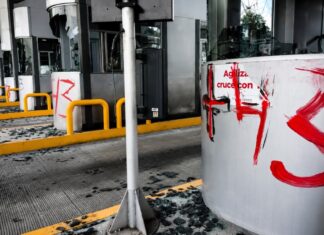 Ayotzinapa, la caseta de Tlalpan y los límites de una protesta Caseta de cobro de Tlalpan con cristales rotos, equipos dañados y pintas tras una protesta de normalistas de Ayotzinapa en junio de 2026.