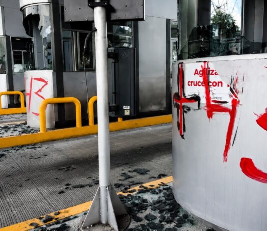 Ayotzinapa, la caseta de Tlalpan y los límites de una protesta Caseta de cobro de Tlalpan con cristales rotos, equipos dañados y pintas tras una protesta de normalistas de Ayotzinapa en junio de 2026.