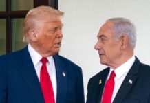 Trump y Netanyahu habrían protagonizado fuerte discusión por ataques israelíes en Líbano Donald Trump y Benjamin Netanyahu conversan frente a frente durante una reunión oficial. Ambos visten traje oscuro y corbata roja.