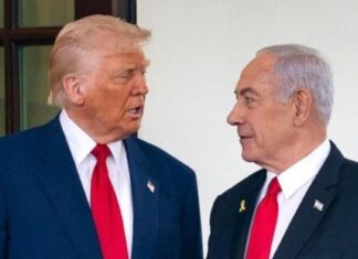 Trump y Netanyahu habrían protagonizado fuerte discusión por ataques israelíes en Líbano Donald Trump y Benjamin Netanyahu conversan frente a frente durante una reunión oficial. Ambos visten traje oscuro y corbata roja.