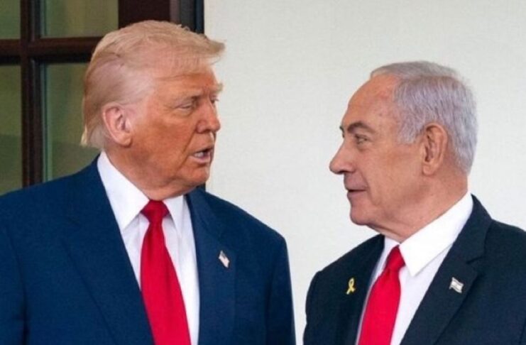 Trump y Netanyahu habrían protagonizado fuerte discusión por ataques israelíes en Líbano Donald Trump y Benjamin Netanyahu conversan frente a frente durante una reunión oficial. Ambos visten traje oscuro y corbata roja.