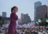 Más que una concentración, un mensaje de alerta Claudia Sheinbaum dirige un mensaje ante una multitud reunida en la Plaza de la República, mientras decenas de banderas mexicanas ondean entre los asistentes en el centro de la Ciudad de México.