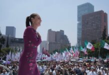 Más que una concentración, un mensaje de alerta Claudia Sheinbaum dirige un mensaje ante una multitud reunida en la Plaza de la República, mientras decenas de banderas mexicanas ondean entre los asistentes en el centro de la Ciudad de México.
