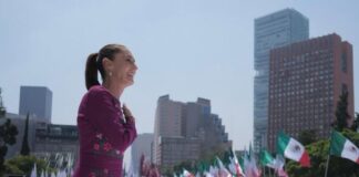 Más que una concentración, un mensaje de alerta Claudia Sheinbaum dirige un mensaje ante una multitud reunida en la Plaza de la República, mientras decenas de banderas mexicanas ondean entre los asistentes en el centro de la Ciudad de México.