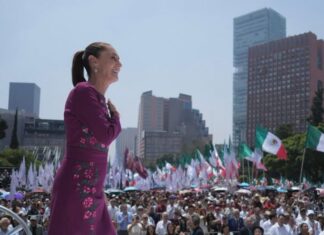 Más que una concentración, un mensaje de alerta Claudia Sheinbaum dirige un mensaje ante una multitud reunida en la Plaza de la República, mientras decenas de banderas mexicanas ondean entre los asistentes en el centro de la Ciudad de México.