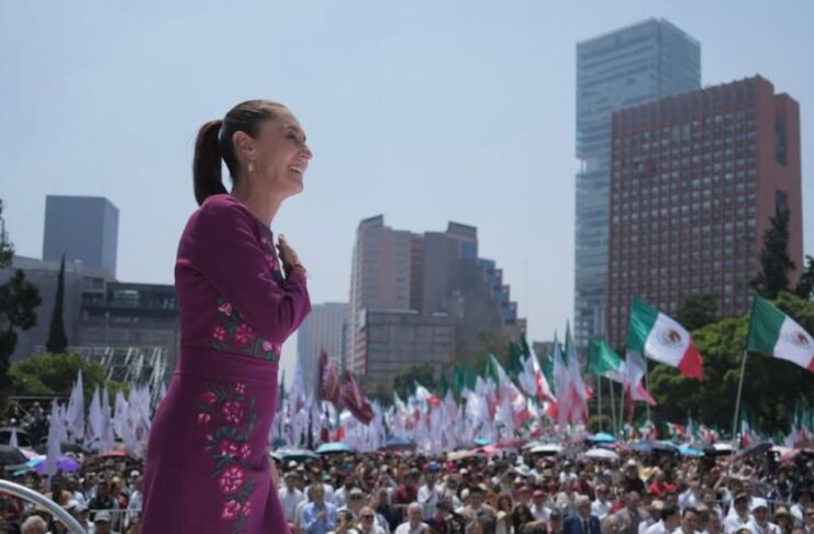 Más que una concentración, un mensaje de alerta Claudia Sheinbaum dirige un mensaje ante una multitud reunida en la Plaza de la República, mientras decenas de banderas mexicanas ondean entre los asistentes en el centro de la Ciudad de México.