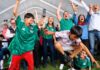 El Mundial desde la grada del pueblo Claudia Sheinbaum celebra con aficionados el segundo gol de México contra Sudáfrica en una pantalla pública instalada en el Deportivo Hermanos Galeana durante la inauguración del Mundial 2026.