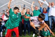 El Mundial desde la grada del pueblo Claudia Sheinbaum celebra con aficionados el segundo gol de México contra Sudáfrica en una pantalla pública instalada en el Deportivo Hermanos Galeana durante la inauguración del Mundial 2026.