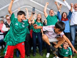 El Mundial desde la grada del pueblo Claudia Sheinbaum celebra con aficionados el segundo gol de México contra Sudáfrica en una pantalla pública instalada en el Deportivo Hermanos Galeana durante la inauguración del Mundial 2026.