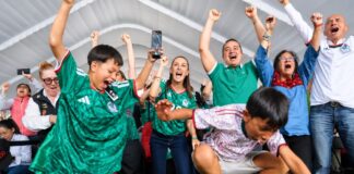 El Mundial desde la grada del pueblo Claudia Sheinbaum celebra con aficionados el segundo gol de México contra Sudáfrica en una pantalla pública instalada en el Deportivo Hermanos Galeana durante la inauguración del Mundial 2026.