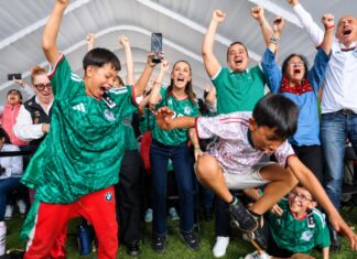 El Mundial desde la grada del pueblo Claudia Sheinbaum celebra con aficionados el segundo gol de México contra Sudáfrica en una pantalla pública instalada en el Deportivo Hermanos Galeana durante la inauguración del Mundial 2026.