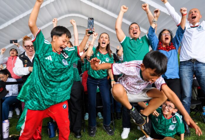 El mundial desde la grada del pueblo Claudia Sheinbaum celebra con aficionados el segundo gol de México contra Sudáfrica en una pantalla pública instalada en el Deportivo Hermanos Galeana durante la inauguración del Mundial 2026.