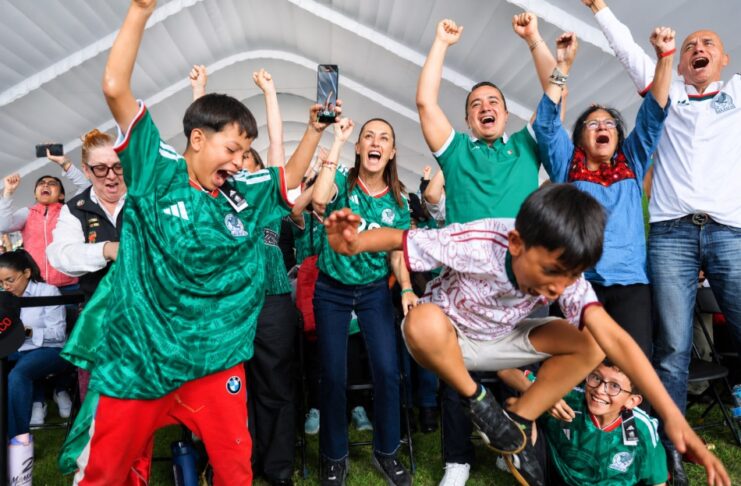 El Mundial desde la grada del pueblo Claudia Sheinbaum celebra con aficionados el segundo gol de México contra Sudáfrica en una pantalla pública instalada en el Deportivo Hermanos Galeana durante la inauguración del Mundial 2026.