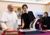 España se prepara para recibir al Papa León XIV El Papa León XIV observa un libro junto a Isabel Díaz Ayuso durante una reunión oficial, mientras varias personas acompañan el encuentro en una sala institucional.