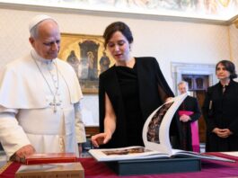 España se prepara para recibir al Papa León XIV El Papa León XIV observa un libro junto a Isabel Díaz Ayuso durante una reunión oficial, mientras varias personas acompañan el encuentro en una sala institucional.