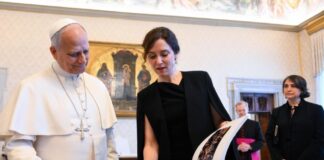 España se prepara para recibir al Papa León XIV El Papa León XIV observa un libro junto a Isabel Díaz Ayuso durante una reunión oficial, mientras varias personas acompañan el encuentro en una sala institucional.