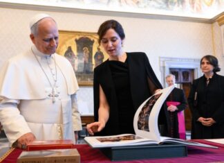 España se prepara para recibir al Papa León XIV El Papa León XIV observa un libro junto a Isabel Díaz Ayuso durante una reunión oficial, mientras varias personas acompañan el encuentro en una sala institucional.