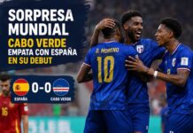 Cabo Verde sorprende al mundo: España tropieza en su debut mundialista Jugadores de Cabo Verde celebran con entusiasmo sobre el terreno de juego tras empatar 0-0 ante España en la Copa Mundial de 2026. Al fondo aparece un futbolista español con gesto de frustración. La composición destaca el marcador sin goles y resalta el resultado como una de las primeras grandes sorpresas del torneo.