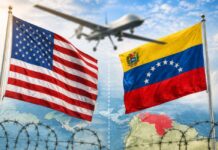 Trump anuncia operativo letal en Venezuela y reabre debate sobre soberanía y justicia Ilustración editorial con las banderas de Estados Unidos y Venezuela frente a frente, mientras un dron sobrevuela la escena sobre un mapa de América. La imagen simboliza el debate sobre soberanía, seguridad y operaciones militares extraterritoriales.