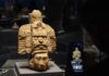 Lo que une a China con los antiguos mayas sorprende a miles de visitantes en Pekín Escultura maya expuesta en el Museo de la Capital de Pekín durante la muestra internacional Maíz-Oro-Jaguar, visitada por público chino.