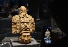 Lo que une a China con los antiguos mayas sorprende a miles de visitantes en Pekín Escultura maya expuesta en el Museo de la Capital de Pekín durante la muestra internacional Maíz-Oro-Jaguar, visitada por público chino.