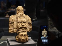 Lo que une a China con los antiguos mayas sorprende a miles de visitantes en Pekín Escultura maya expuesta en el Museo de la Capital de Pekín durante la muestra internacional Maíz-Oro-Jaguar, visitada por público chino.