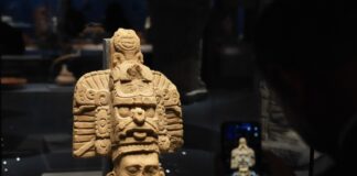 Lo que une a China con los antiguos mayas sorprende a miles de visitantes en Pekín Escultura maya expuesta en el Museo de la Capital de Pekín durante la muestra internacional Maíz-Oro-Jaguar, visitada por público chino.