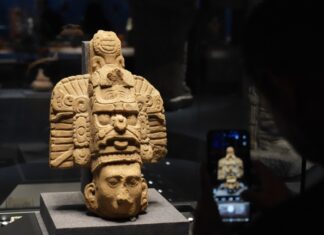 Lo que une a China con los antiguos mayas sorprende a miles de visitantes en Pekín Escultura maya expuesta en el Museo de la Capital de Pekín durante la muestra internacional Maíz-Oro-Jaguar, visitada por público chino.