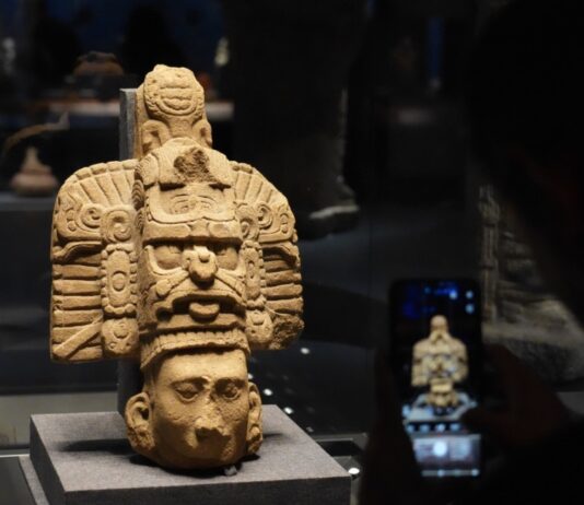 Lo que une a China con los antiguos mayas sorprende a miles de visitantes en Pekín Escultura maya expuesta en el Museo de la Capital de Pekín durante la muestra internacional Maíz-Oro-Jaguar, visitada por público chino.