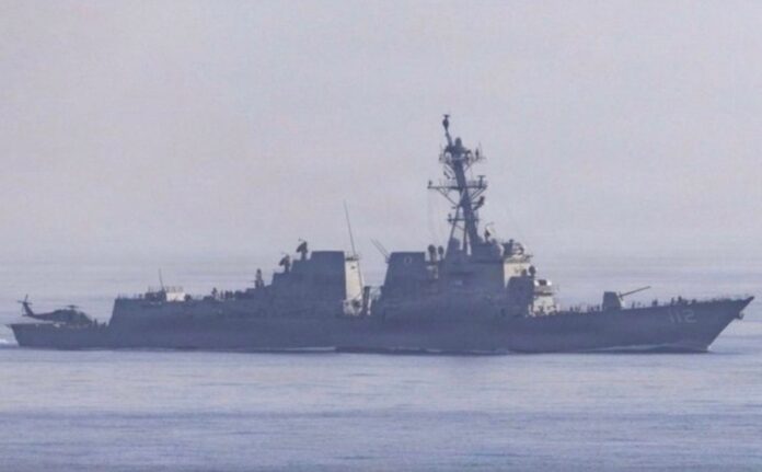 Buque de guerra estadounidense navegando en aguas del Golfo Pérsico durante una nueva escalada de tensión entre Estados Unidos e Irán, tras un intercambio de ataques relacionado con el estrecho de Ormuz.
