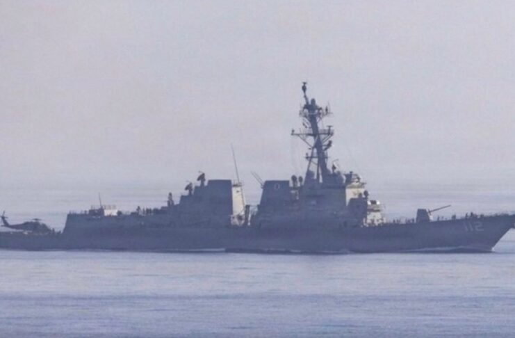 Nuevos ataques entre Estados Unidos e Irán vuelven a tensar la paz en el Golfo Pérsico Buque de guerra estadounidense navegando en aguas del Golfo Pérsico durante una nueva escalada de tensión entre Estados Unidos e Irán, tras un intercambio de ataques relacionado con el estrecho de Ormuz.