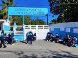 México necesita nuevos maestros: el reto de preparar el relevo generacional en las aulas Entrada de la Escuela Normal Urbana Federal “Prof. Rafael Ramírez”, en Guerrero, con estudiantes reunidos en el exterior de las instalaciones.