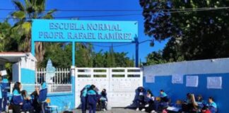 México necesita nuevos maestros: el reto de preparar el relevo generacional en las aulas Entrada de la Escuela Normal Urbana Federal “Prof. Rafael Ramírez”, en Guerrero, con estudiantes reunidos en el exterior de las instalaciones.
