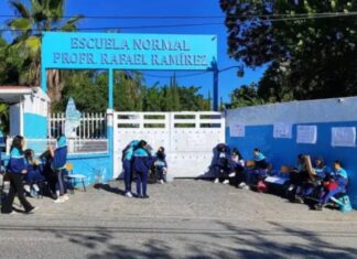 México necesita nuevos maestros: el reto de preparar el relevo generacional en las aulas Entrada de la Escuela Normal Urbana Federal “Prof. Rafael Ramírez”, en Guerrero, con estudiantes reunidos en el exterior de las instalaciones.