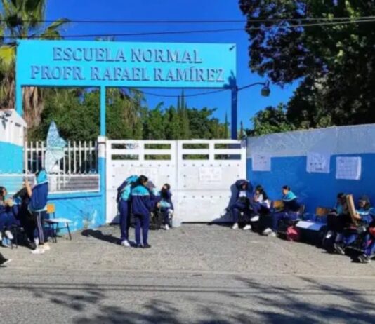 México necesita nuevos maestros: el reto de preparar el relevo generacional en las aulas Entrada de la Escuela Normal Urbana Federal “Prof. Rafael Ramírez”, en Guerrero, con estudiantes reunidos en el exterior de las instalaciones.