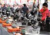 México gana terreno frente a China, pero el verdadero reto apenas comienza Operarios trabajan en una planta manufacturera mexicana ensamblando componentes industriales en una línea de producción automatizada.