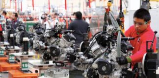 México gana terreno frente a China, pero el verdadero reto apenas comienza Operarios trabajan en una planta manufacturera mexicana ensamblando componentes industriales en una línea de producción automatizada.