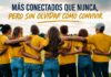 Cinco hábitos que los jóvenes no deberían perder en la era digital Grupo diverso de jóvenes abrazados durante una actividad al aire libre, símbolo de integración social, amistad y trabajo comunitario.