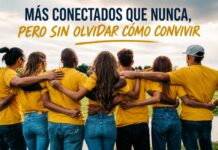 Cinco hábitos que los jóvenes no deberían perder en la era digital Grupo diverso de jóvenes abrazados durante una actividad al aire libre, símbolo de integración social, amistad y trabajo comunitario.