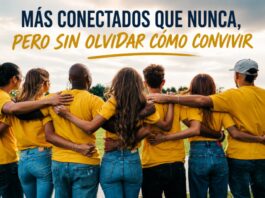 Cinco hábitos que los jóvenes no deberían perder en la era digital Grupo diverso de jóvenes abrazados durante una actividad al aire libre, símbolo de integración social, amistad y trabajo comunitario.